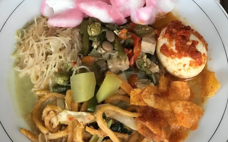 Lontong Sayur Dan Nasi Lauk Tempat makan di medan Di Cemara Food Court