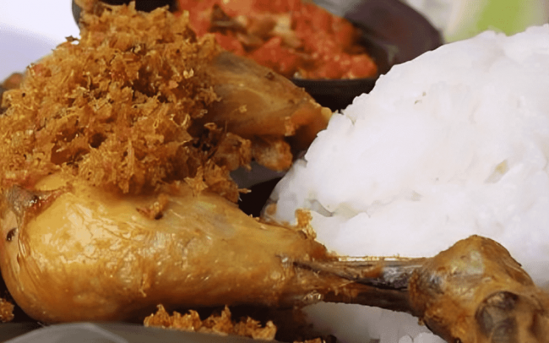 Sensasi Renyah Gurih Ayam Kremes Prambanan di Cemara Food Court (1)